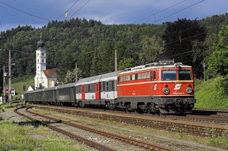 1142 682 mit dem EZ 5921 bei der Durchfahrt des Bahnhofs Wernstein am Inn.