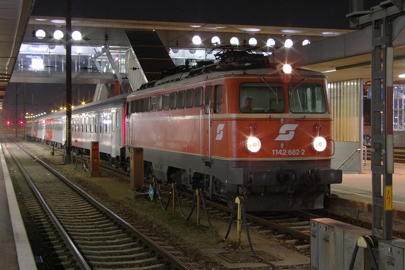 1142 682, zu den schnsten Altlack-1142ern zhlend, ist mit dem R 5929 aus Passau im Hbf Wels angekommen. [29.09.09, 20:07]