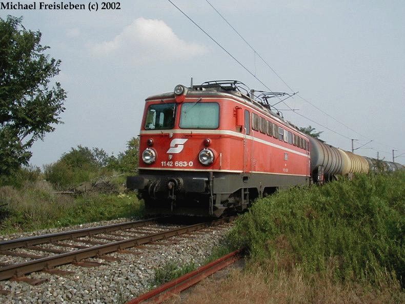 1142 683-0; mit einem Kesselwagenzug auf der Schleife im ZVBF; am 27.August 2002