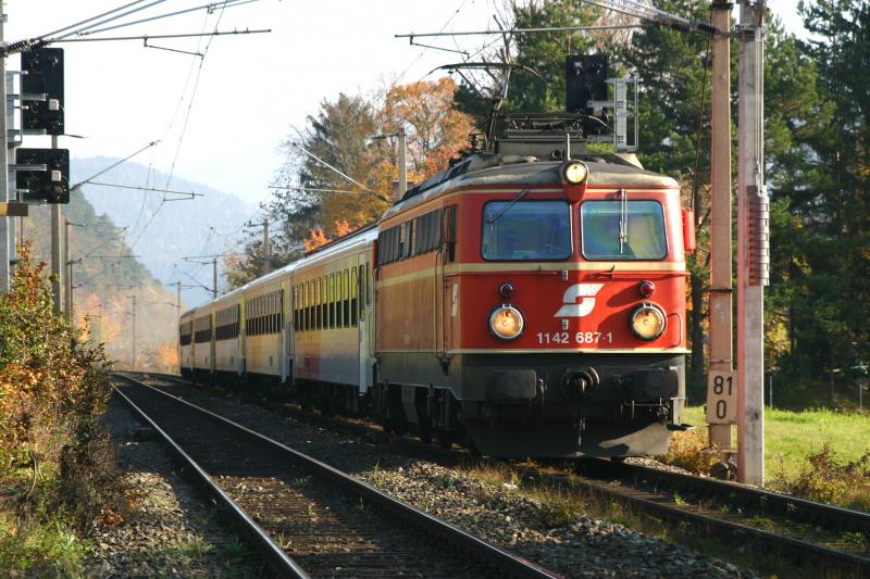 1142 687-1 mit einem Regionalzug auf der Semmeringbahn. Hier kurz vor der Einfahrt in Payerbach-Reichenau. (31.10.2005)