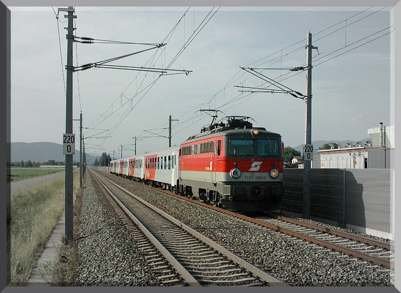 1142 688 mit dem E 4167 von Graz nach Spielfeld aufgenommen in Graz-Feldkirchen am 20.6.2006.