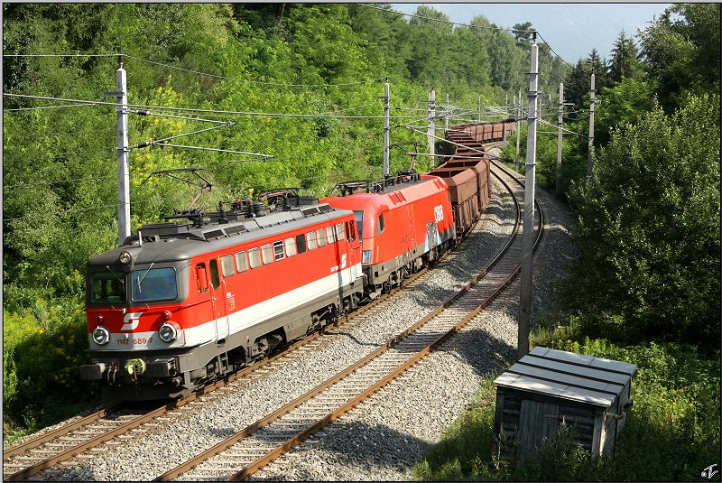 1142 689 und 1116 087 fahren mit einem Erzzug durch die Murwlder bie Zeltweg.
11.08.2009