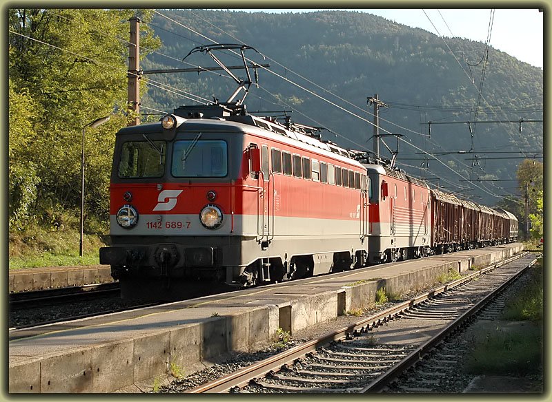 1142 689 leistet einer 1144 Vorspann ber den Semmering. Die Aufnahme entstand am 8.10.2006 in Schlglmhl.