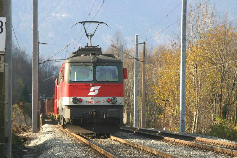 1142 690-2 als Nachschublok eines Gterzuges auf der Semmeringbahn zwischen Kb und Payerbach-Reichenau. (11.11.2005)
