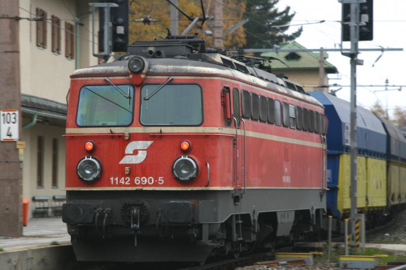 1142 690-5 leistet einem Gterzug Nachschubhilfe ber den Semmering. Hier im Bahnhof Semmering. (6.11.2005)