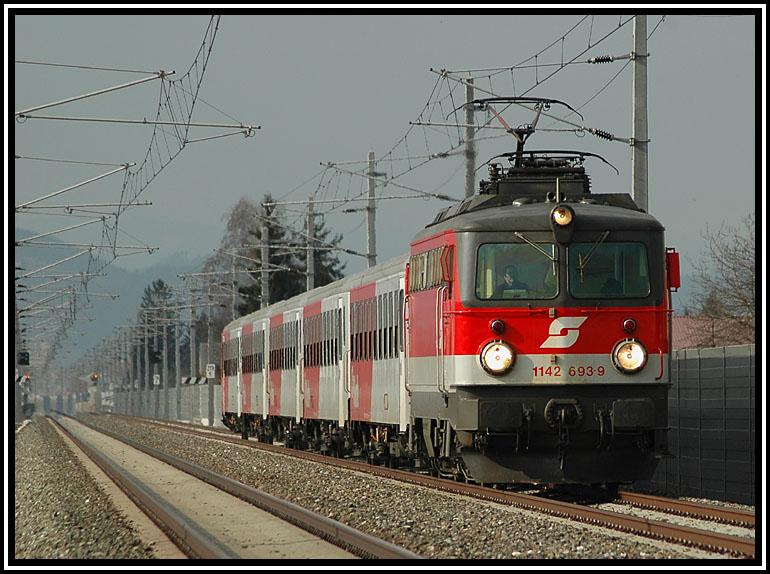 1142 693 mit E 4163 am 22.3.2006 auf dem Weg von Graz nach Spielfeld bei der durchfahrt der Haltestelle Flughafen-Graz