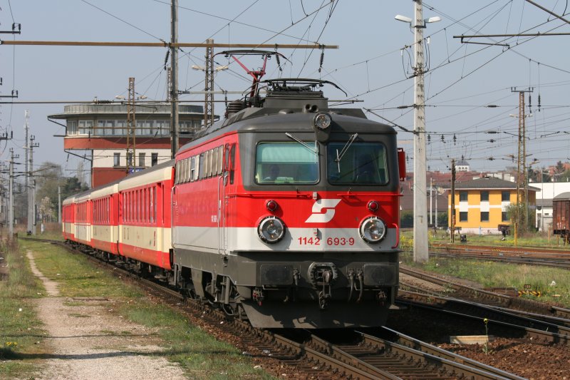 1142 693 mit Schlierengarnitur (R 3013) bei der Einfahrt in den  Bahnhof Wels am 12. April 2007
