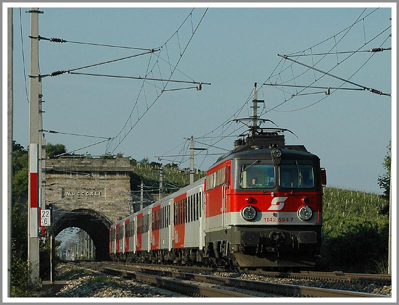 1142 694 durchfuhr mit ihrer CityShuttlegarnitur gerade den Busserltunnel, und befindet sich mit ihrem SPR auf dem Weg nach Wiener Neustadt (10.6.2006)