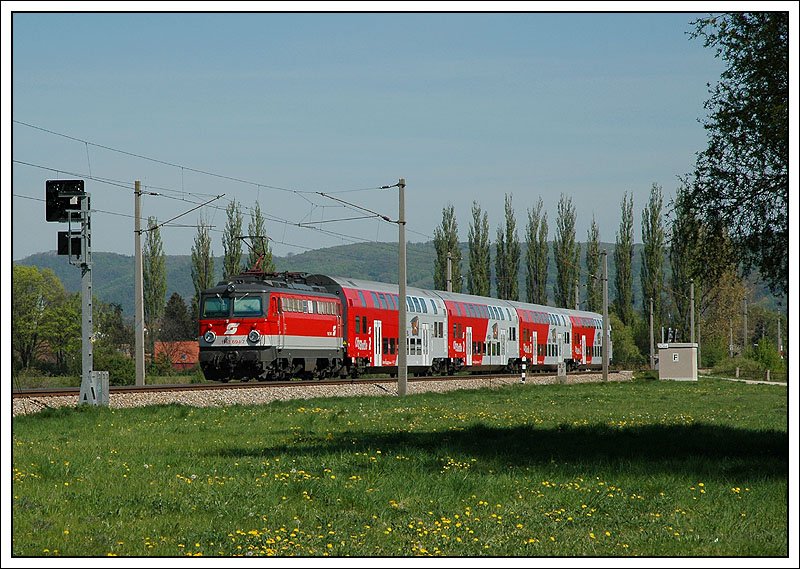 1142 694 schob am 16.4.2007 REX 7123 „Smaragd“ von Krems nach Wien. Das Bild entstand zw. Muckendorf und Zeislmauer.