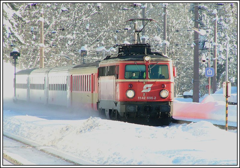 1142 696 mit einem Regionalzug bei der Einfahrt in den tiefverschneiten Bahnhof Breitenstein am 5.2.2005. 