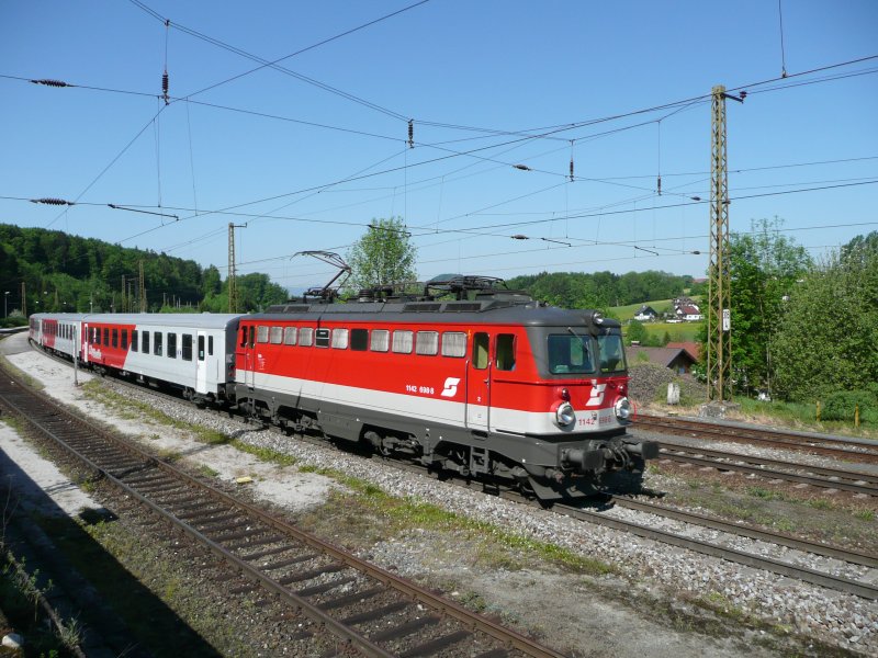 1142-698-8 mit REX 3015 in Hallwang-Elixhausen am 14.5.2008.