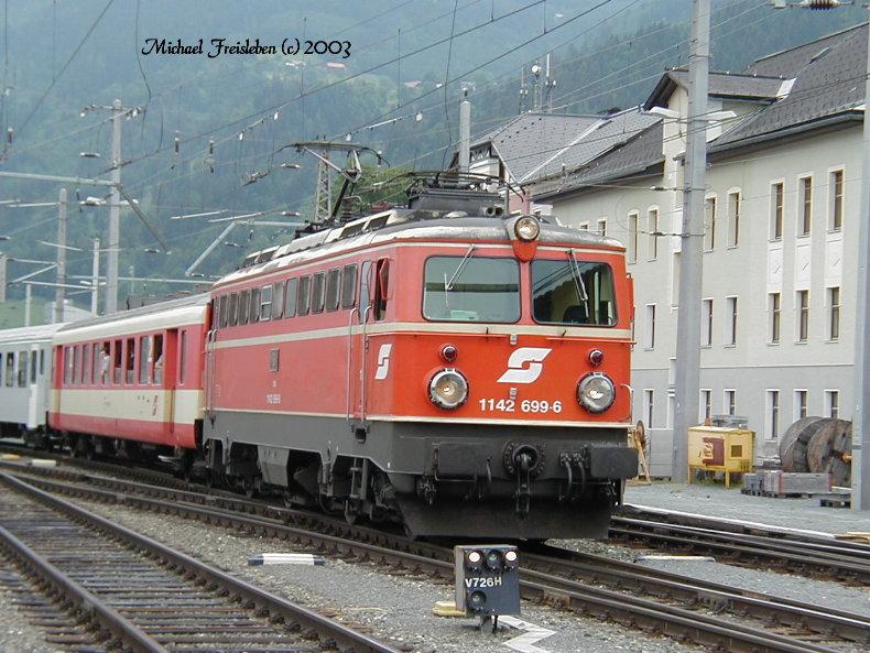 1142 699-6 mit einem Regionalzug am 07.Juni 2003 bei der Ausfahrt aus dem Bahnhof Selzthal