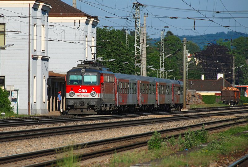 1142 700 verlt soeben mit R 2034 den Bahnhof in Neulengbach in Richtung St. Plten Hbf. Die Aufnahme entstand am 20.05.2009.
