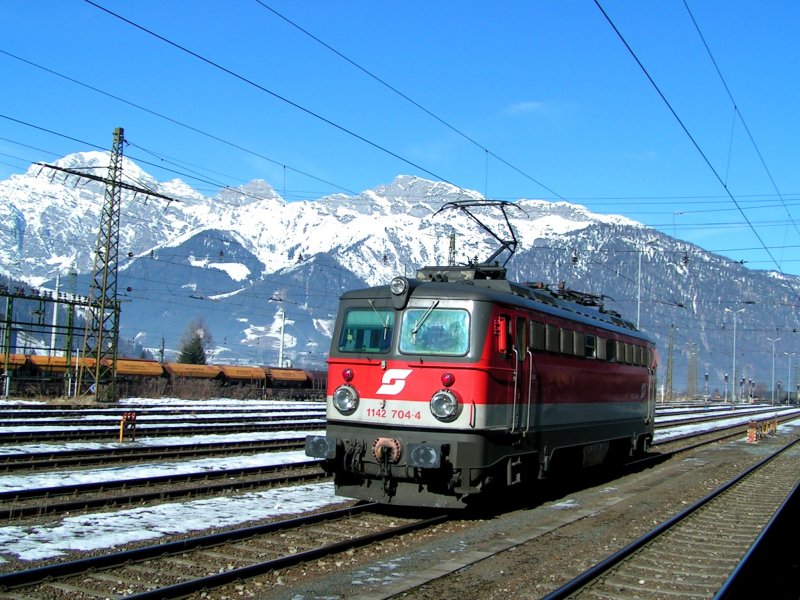 1142 704-4 mu in Saalfelden die CS-Garnitur des REX1527 umfahren, um sich an die Spitze zu setzen; 090205