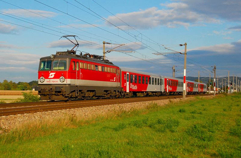 1142 704 schiebt den REX 2125  Blockheide  nach Wien Franz-Josefs-Bahnhof. Das Foto enstand am 01.10.2008 zwischen Langenlebarn und Muckendorf-Wipfing.