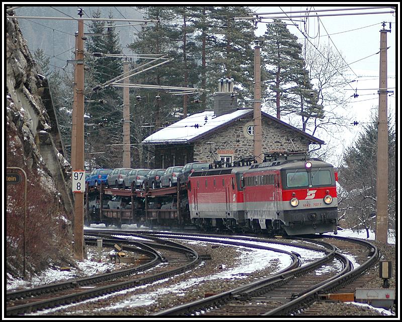 1142 707 als Vorspann f�r 1X44 �ber den Semmering mit einem Autoganzzug bei der Durchfahrt in Breitenstein am 26.3.2006