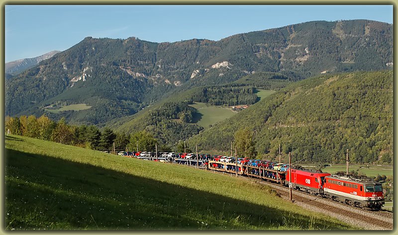 1142 leistet einer 1116 mit ihrem Gterzug Vorspann ber den Semmering. Aufnahme vom 8.10.2006 im Bereich der Apfelwiese auf der Semmering Nordrampe.