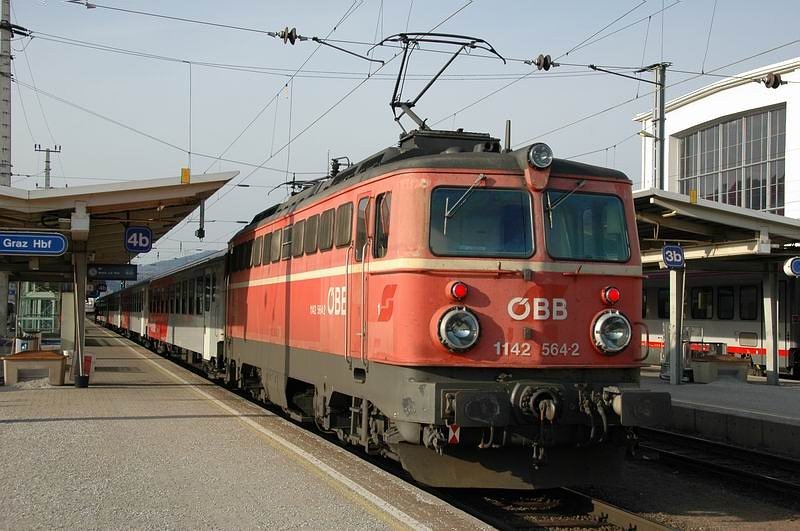 1142.564 kurz vor der Abfahrt Richtung Bruck an der Mur am 14.3.2009 um etwa 16.00 Uhr in Graz Hbf am Bahnsteig 4b