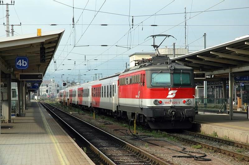 1142.625 mit City Shuttle in Graz Hauptbahnhof am 17.6.2006