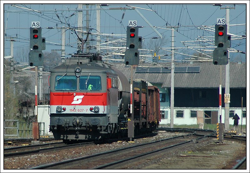 1142.627 mit einem G�terzug am 6.4.2007 bei der Ein- bzw. Durchfahrt in Golling-Abtenau.