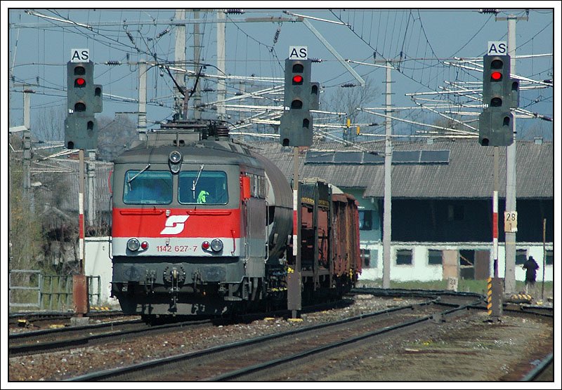 1142.627 mit einem Gterzug am 6.4.2007 bei der Ein- bzw. Durchfahrt in Golling-Abtenau.