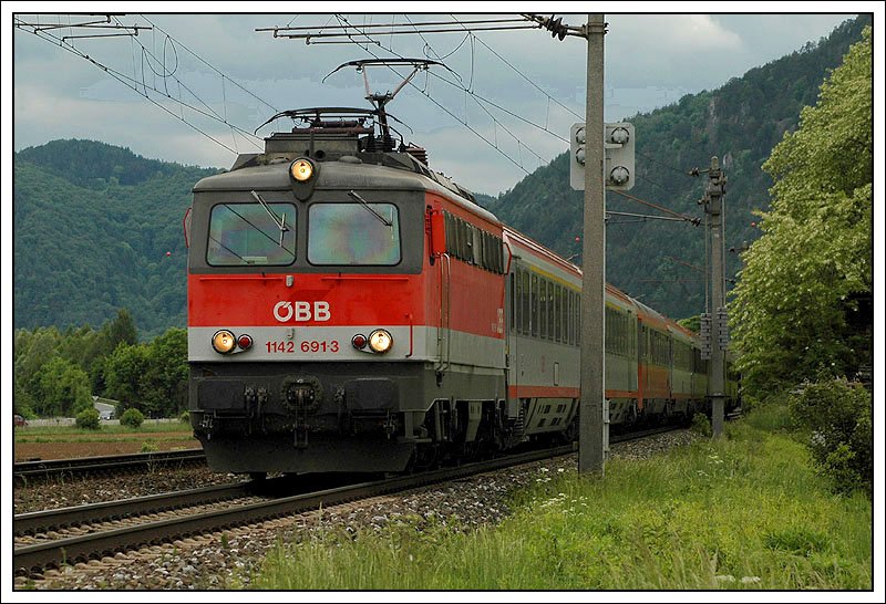 1142.691 bespannt am 17.5.2007 den OEC 556  Parlament  von Graz nach Wien. Aufnahme zwischen Stbing und Peggau-Deutschfeistritz.