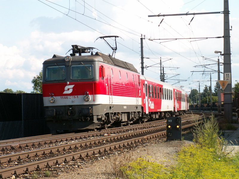 1144 081 am 11.7.2007 als Regionalzug Kirchdorf-Linz, hier kurz nach Nettingsdorf