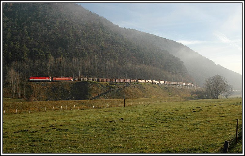 1144 und 1142 mit einem Gterzug zwischen Schlglmhl und Payerbach-Reichenau bei leichtem Morgennebel am 25.11.2006.