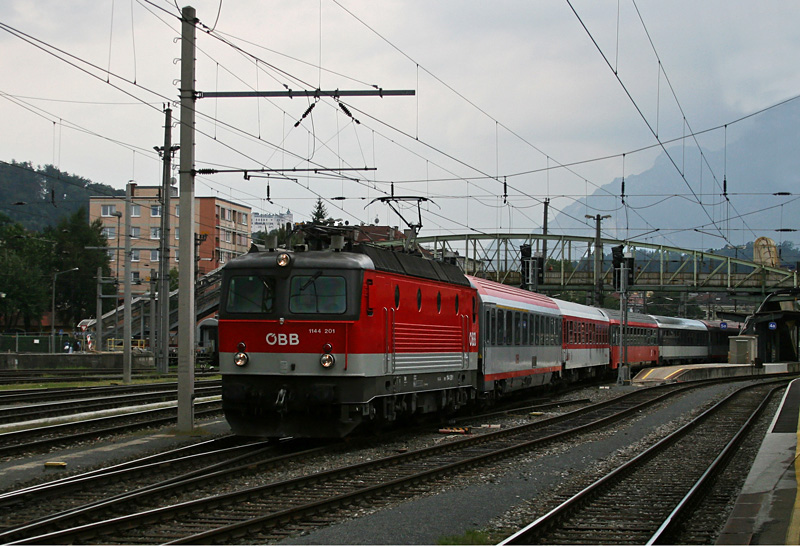 1144 201 mit dem sehr bunten IC 611 am 21.08.2009 in Salzburg.