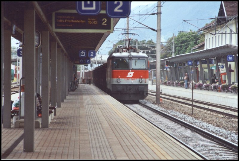 1144 202 schiebt den Tonerdezug, gezogen von 1144 212 nach. Hier im Sommer 2005 im Bahnhof Jenbach.