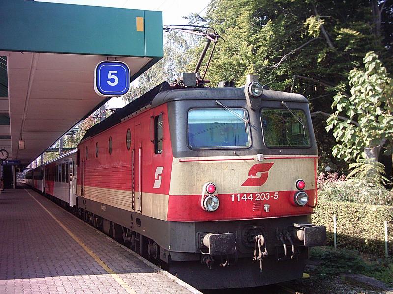 1144 203 fuhr soeben mit einem Regionalzug in Bregenz ein (24.9.2005).
