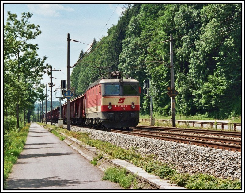 1144 203 mit einem Tonerdezug nach Mnchen. Aufgenommen im Juni 2005