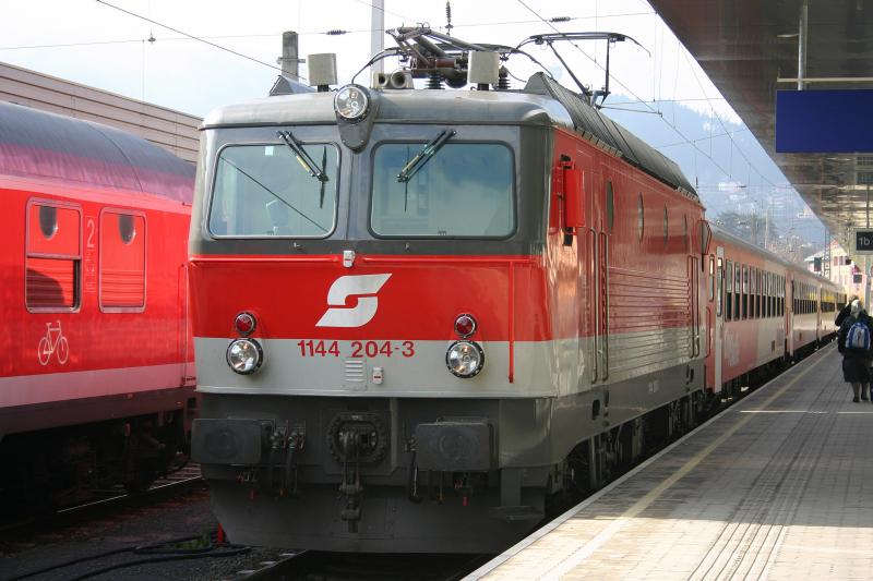 1144 204-3 unmittelbar nach der Einfahrt im Hauptbahnhof in Innsbruck. (14.4.2006)