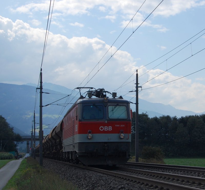 1144 204 ist am 10.09.09 mit ihrem Gterzug am Kilomter 50 der Unterinntalbahn nach Wrgl unterwegs.