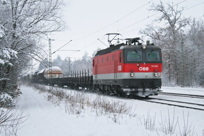1144 205 mit gemischten Gterzug am Morgen des 21.02.2009 im winterlichen Haar (bei Mnchen).
