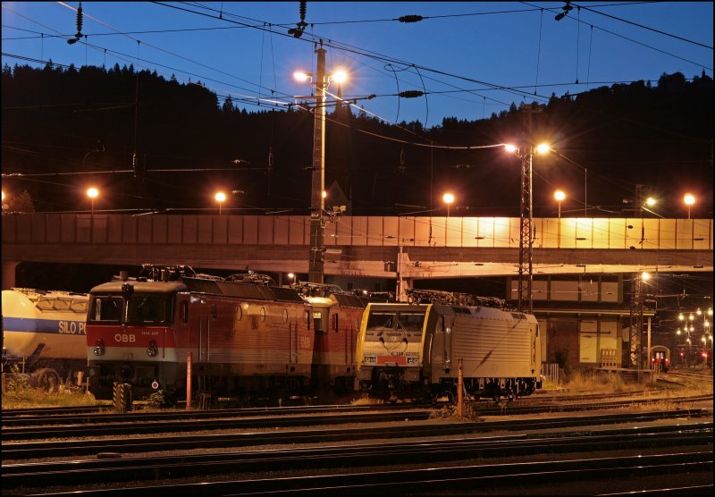 1144 207 und E189 927RT warten in Kufstein auf neue Arbeit. (10.07.2008)