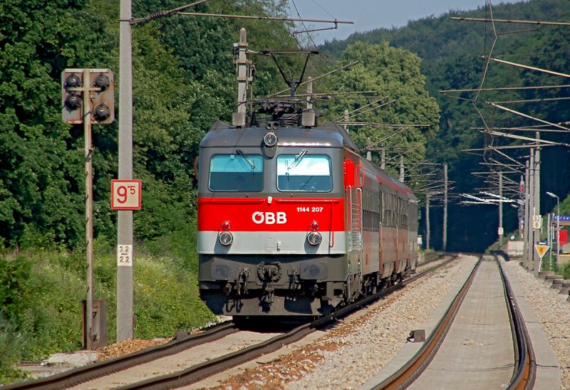 1144 207 unterwegs im hochsommerlichen Wienerwald, hier kurz nach Unter Oberndorf. Das Foto wurde am 22.06.2008 aufgenommen.