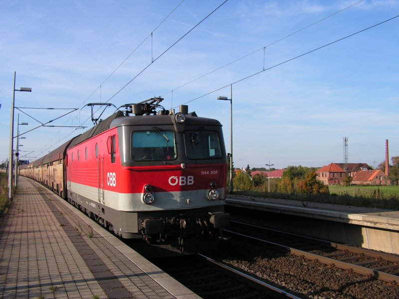 1144 208-4 rollt mit einem leeren Autozug von TXL am 13.10.07 auf der KBS 380 durch Hagen Richtung Hannover.