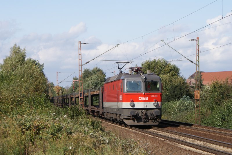 1144 208 mit leerem Autozug in Limmer am 02.10.08
