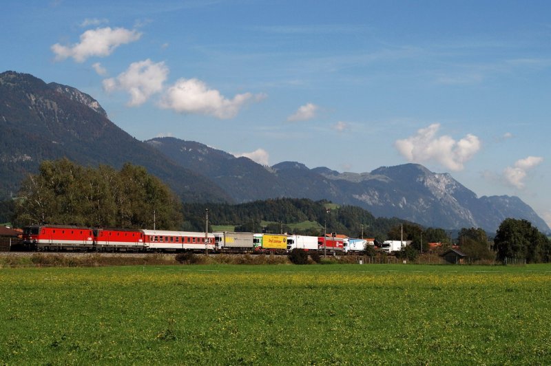 1144 210 und 1144 237 mit einer RoLa vor Brixlegg (20.09.2007)