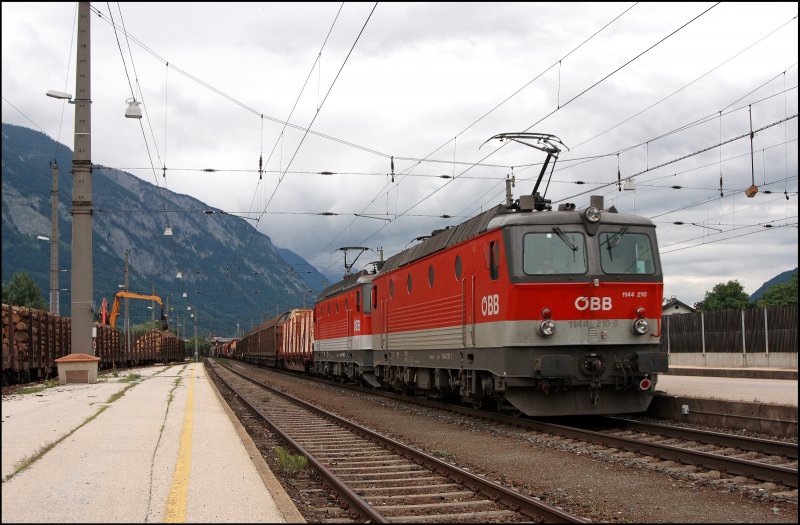 1144 210 (9181 1144 210-2) und 1144 252-7? sind mit einem Gterzug auf dem Weg zum Brenner. Aufgenommen am 04.07.2008 in Schwaz.

