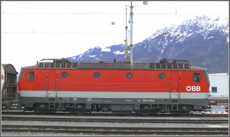 1144 211-0 ist abgestellt in Buchs SG. (09.04.2008)