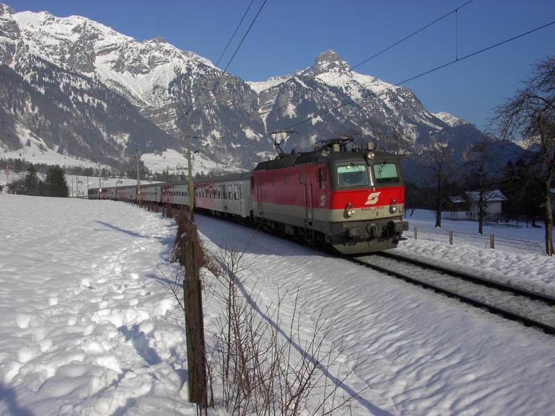 1144 211-8 mit einem Wendezug bei Braz. (Arlberg Westrampe)
Planmssig verkehren aber auf der Westrampe keine Wendezge, dieser hier war anlsslich der Ski WM in St.Anton am Arlberg unterwegs.