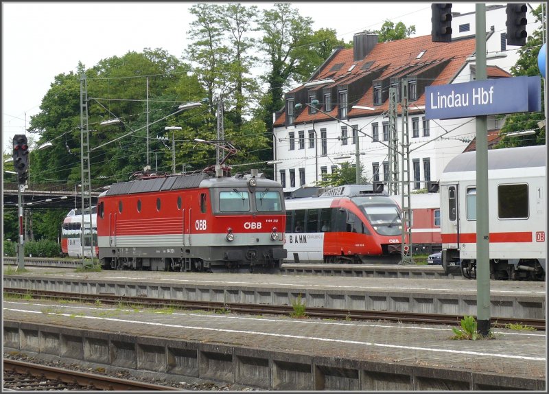 1144 212-8 bernimmt in Lindau Hbf IC 119 nach Innsbruck. Dahinter fhrt ein Regionalzug aus Bregenz mit 4024 003-8 ein. (26.05.2008)