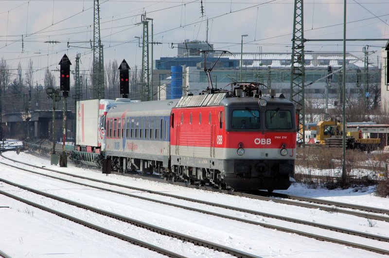 1144 214 am 25.02.09 mit einer gering ausgelasteten RoLa in Mnchen-Ost
