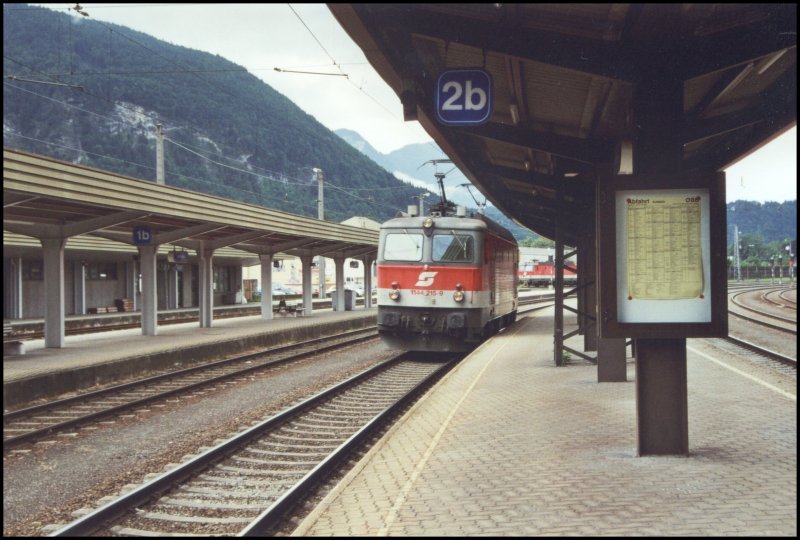 1144 215 ist auf dem Weg, einen Gterzug zum Brenner nachzuschieben.