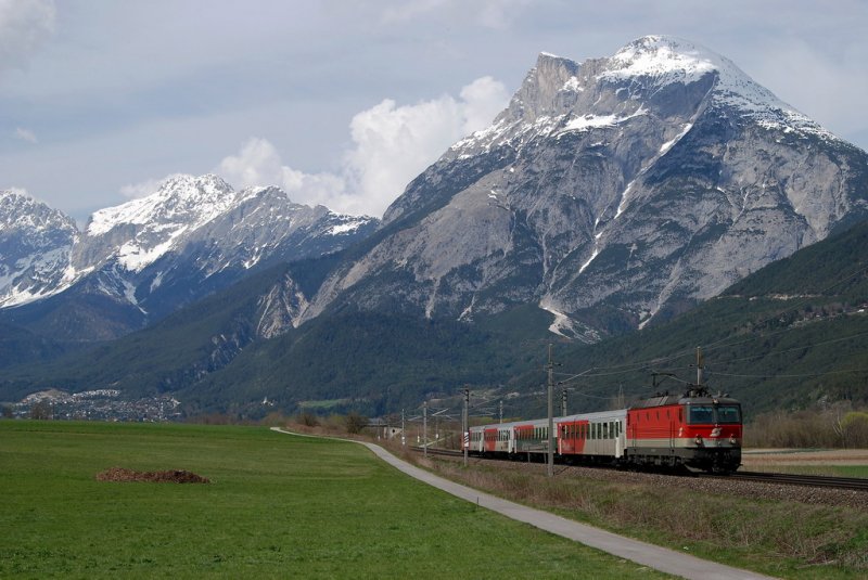 1144 215 mit R 5334 bei Flaurling (07.04.2007)