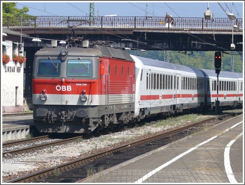1144 216 bringt den IC aus Innsbruck mit Ziel Mnster (Westf) bis nach Lindau Hbf. Wie in der Schweiz ist der Steuerwagen nicht zu gebrauchen. (30.08.2008)
