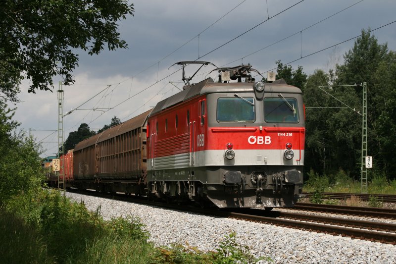 1144 216 versucht vor den aufziehenden Wolken zu fliehen. Haar, 11.07.2009.