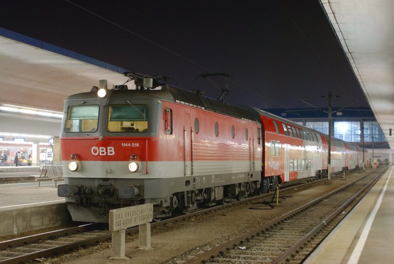 1144 216 wartet mit R2034 in Wien West auf die Abfahrt nach St.P�lten, 29.12.2008.